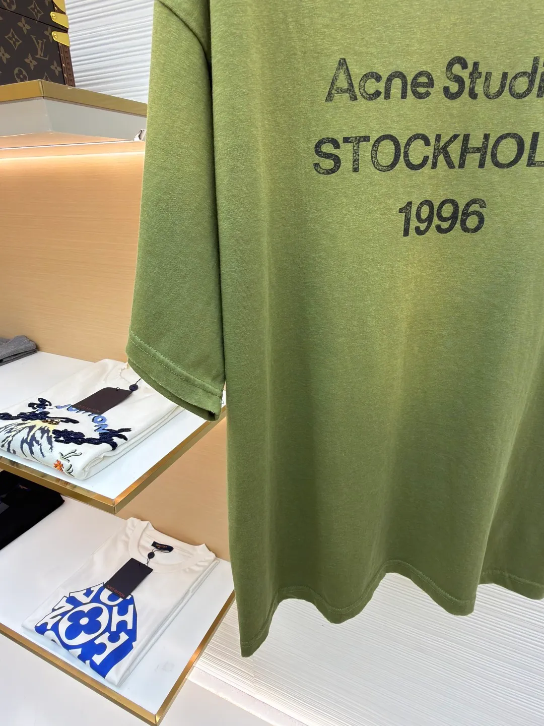 Acne Studios 1966 mud-dyed washed distressed short-sleeve ●Original version: Purchased and developed for 2800 ●Item number: 1682355-X95 ●Fabric: cloud velvet ski-like cotton fabric ●Technology: glue printing ●Color: green ●Version: fitted version ●Weight: about 215 grams ●Size: S-M-L-XL ●Description: Made of ultra-soft pure cotton fabric, garment-dyed, washed and distressed, the chest part has a dirty feel, and the lower part shows a gradient effect. The neckline is slightly frayed to better fit the overall tone. The overall line is straight and delicate, the fabric is comfortable and soft, and the color is consistent without color difference. It can be matched with the same style to create a fashionable look and control various occasions. Customized accessories, complete with three standards, the same style for men and women!